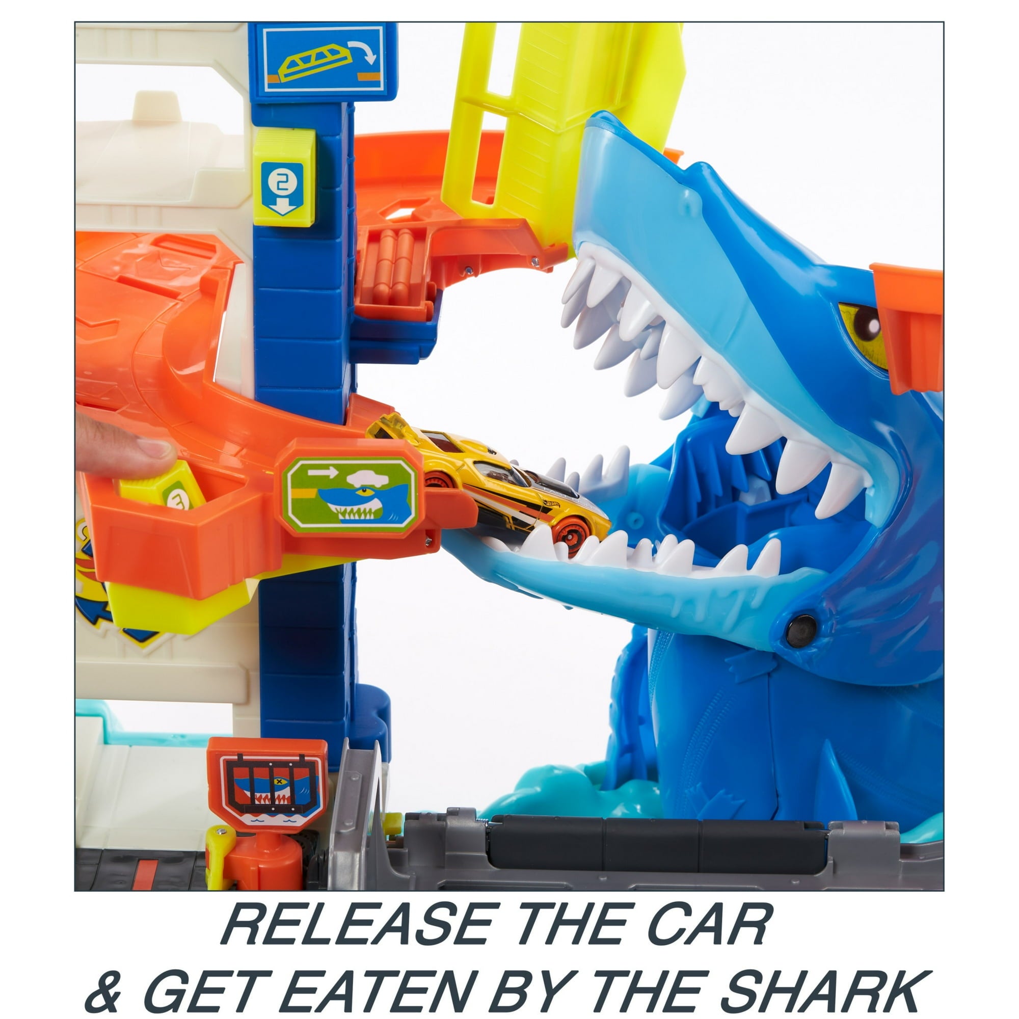 Hot Wheels City Attacking Shark Escape Playset with 1 Toy Car in 1:64 Scale, Length 21.3 in