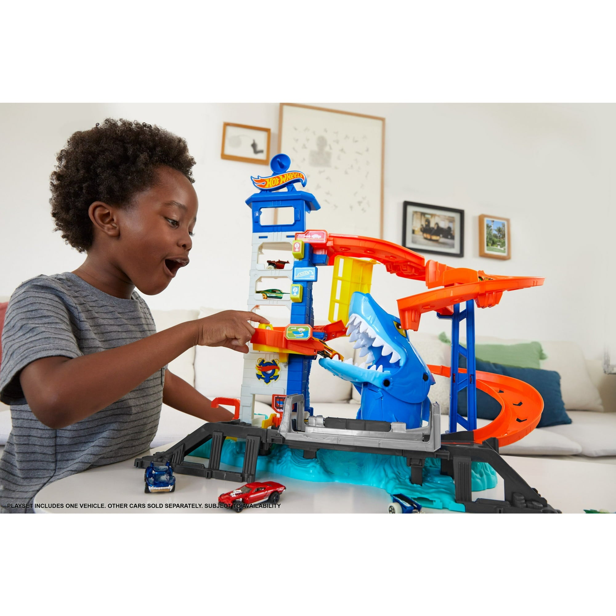 Hot Wheels City Attacking Shark Escape Playset with 1 Toy Car in 1:64 Scale, Length 21.3 in